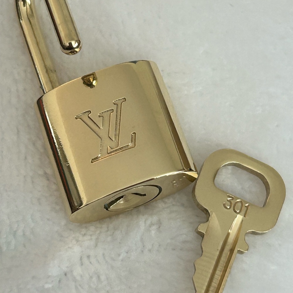 Authentic Louis Vuitton lock & key #301. Beautiful condition. - Picture 4 of 6